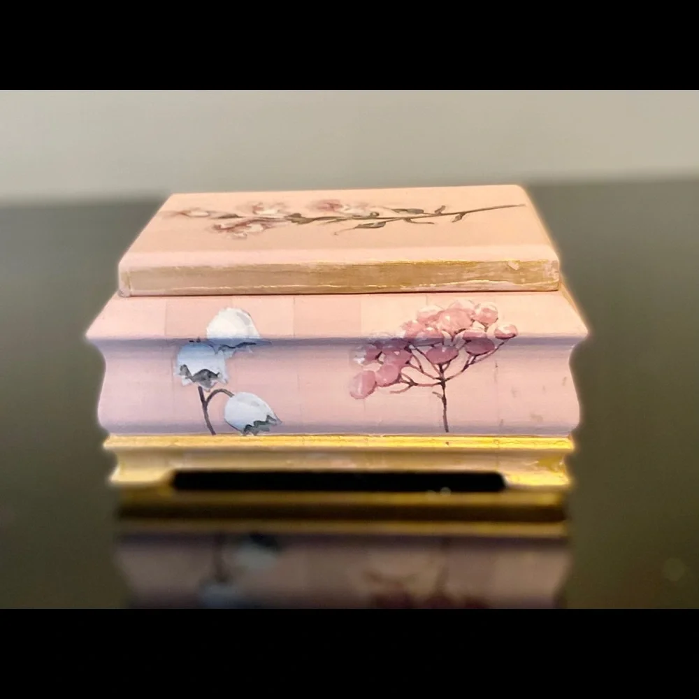 Hand painted vintage keepsake box, floral decor. - Picture 3 of 9